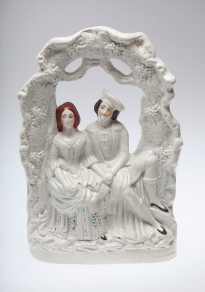 Figurina in ceramica Staffordshire di una coppia seduta che si tiene per mano. Possibilmente una scena di matrimonio da Unknown